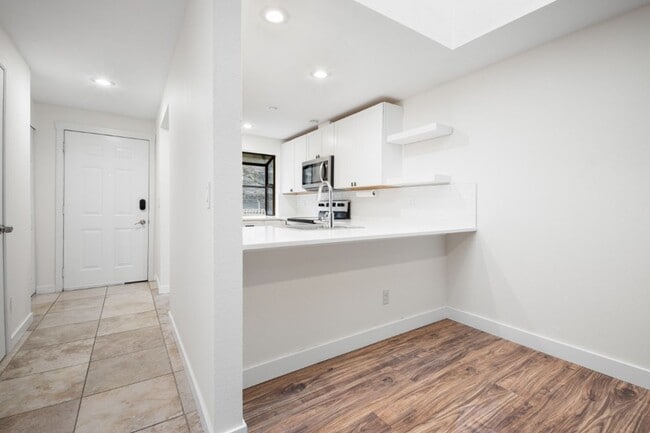 Building Photo - 2Bd/1.5Ba Kirkland Townhouse