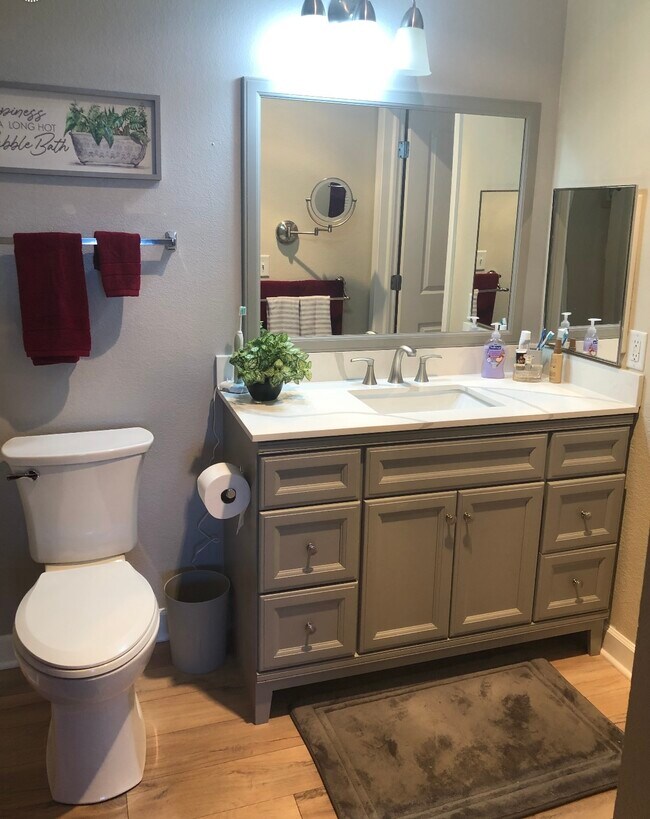 Bathroom w Shower/Tub - 4100 S Lake Dr