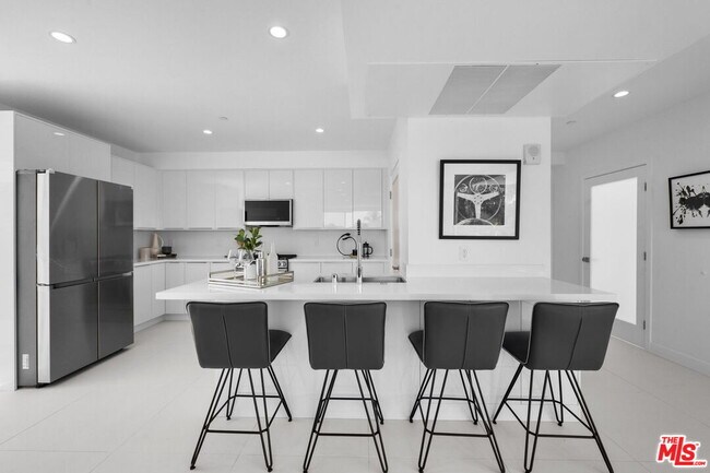 Building Photo - 621 Kings Rd