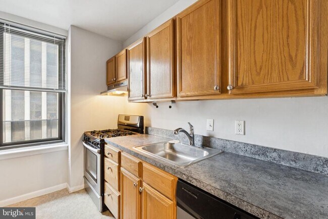 Building Photo - 135 S 19th St