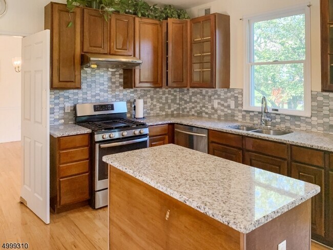 Building Photo - 9 Colonial Ct