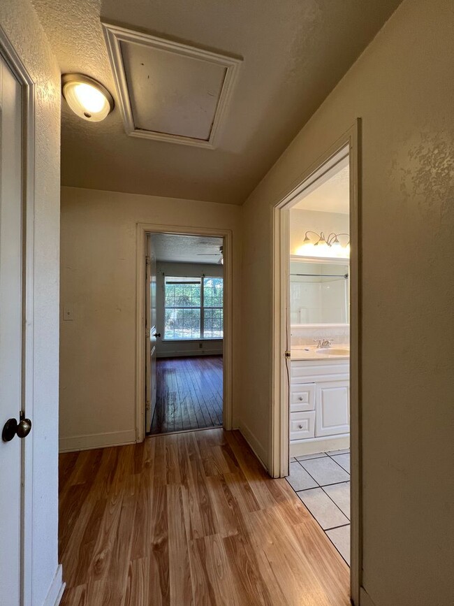 Building Photo - 305 E Rd