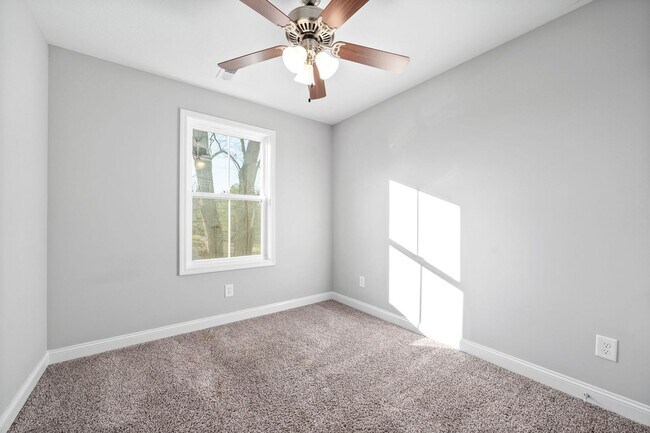 Building Photo - 5 Bedroom Home For Rent in St. Bethlehem Area!