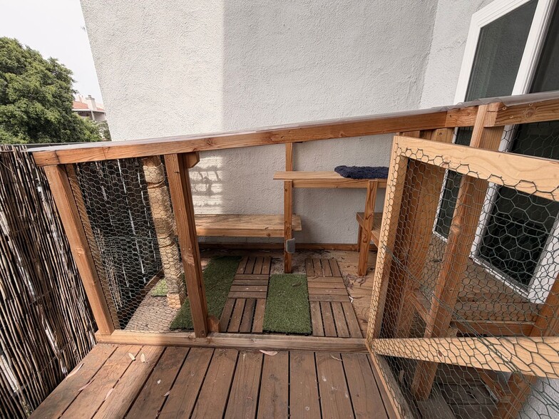 Building Photo - Cat-Friendly Condo with Private Cat Patio Enclosure + Resort-Style Amenities in Tarzana!