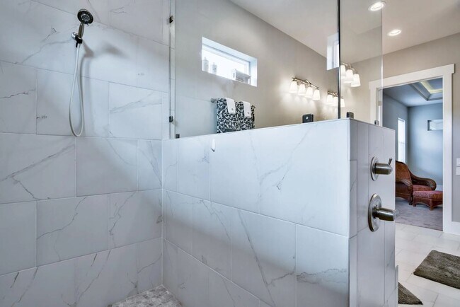Building Photo - Spacious 4-Bedroom Home for Long-Term Leas...