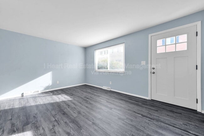 Building Photo - 880 N Meadows Ct