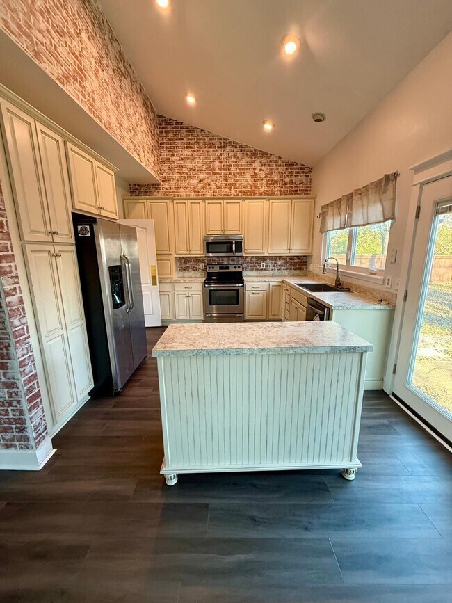 Building Photo - 800 Palomino Ln