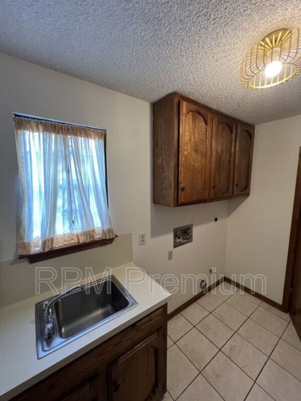 Building Photo - 13936 Cayuga Dr