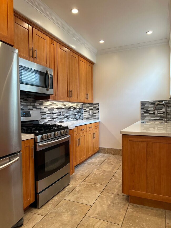 Building Photo - Charming Outer Sunset 2 BDRM WITH SUNROOM Home Just Steps from Ocean Beach!
