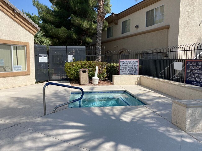 Building Photo - Three bedroom unit on the 2nd floor of gated SE community with pool/spa