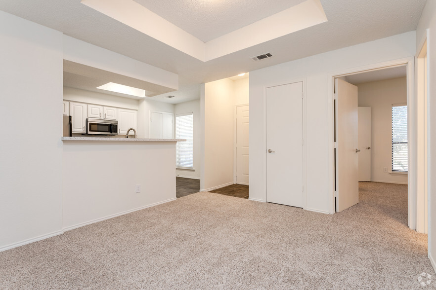 2BR,2BA - 1072SF B3 - DINING AREA - Vine on North Park