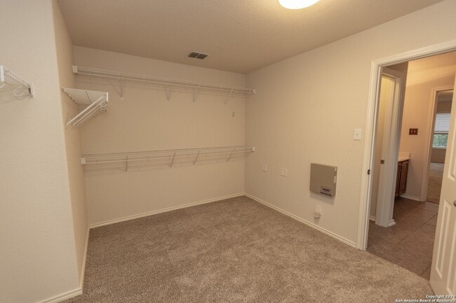 Building Photo - Stunning 5 bedroom 3 full bath home in the...