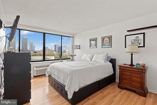 Building Photo - 2001 Hamilton St