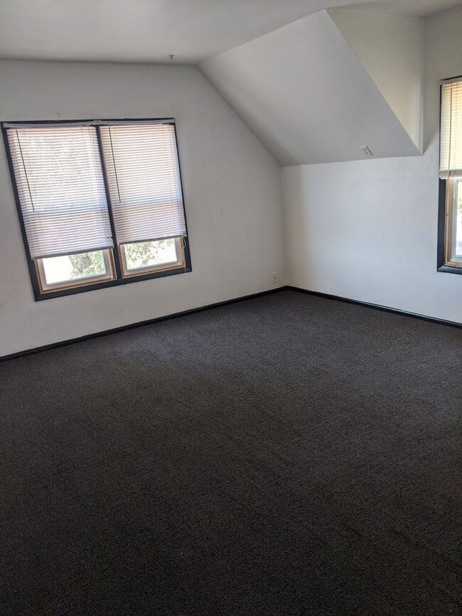 Building Photo - $800 - 1 Bedroom, 1 Bathroom Apartment Clo...