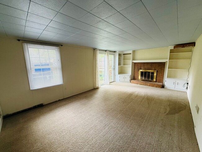 Building Photo - 4 Bedroom, 2.5 Bath Townhouse