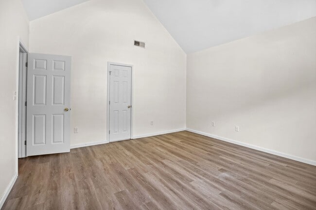 Building Photo - 4 Bedroom 2 Bath Townhouse in Pelham