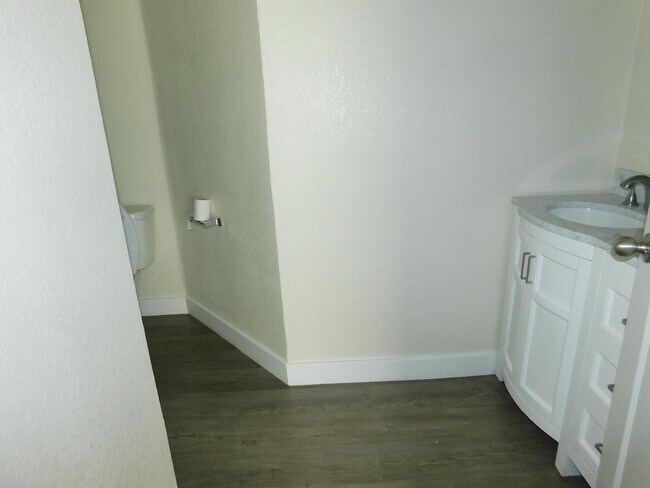 Building Photo - 113 G St