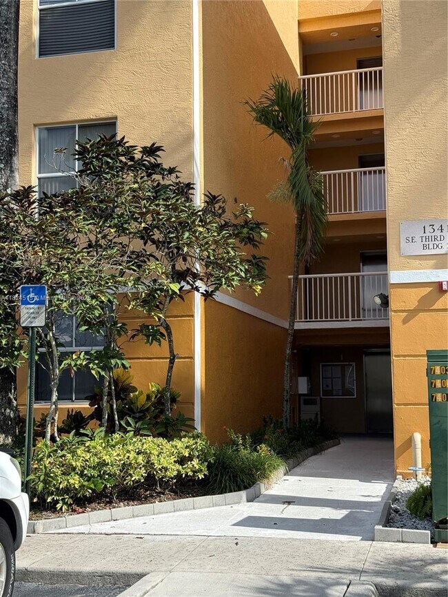 Building Photo - 1341 SE 3rd Ave