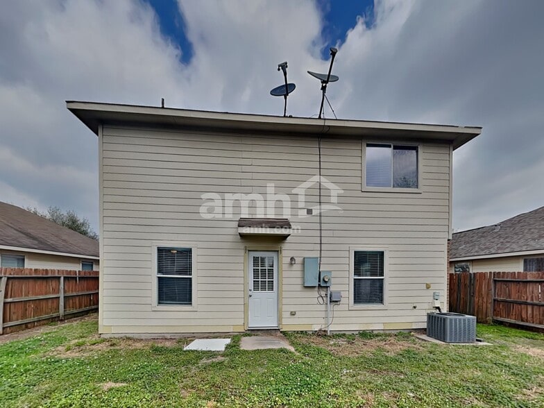 Building Photo - 8918 Farm Ridge Ln