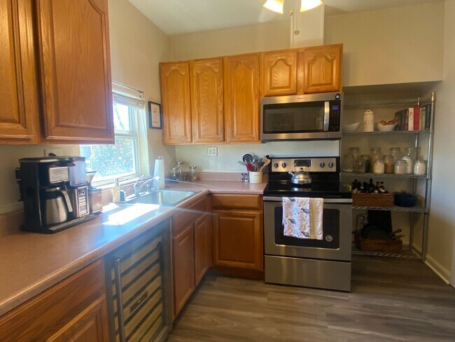 Building Photo - Pleasanton, Charming Downtown Living, Walk to Main St. 3 bed / 1 bath – Large Yard! Great schools