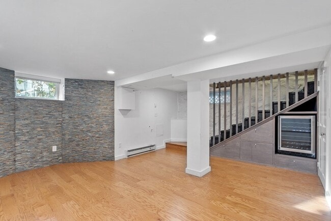 Building Photo - 270 Poplar St