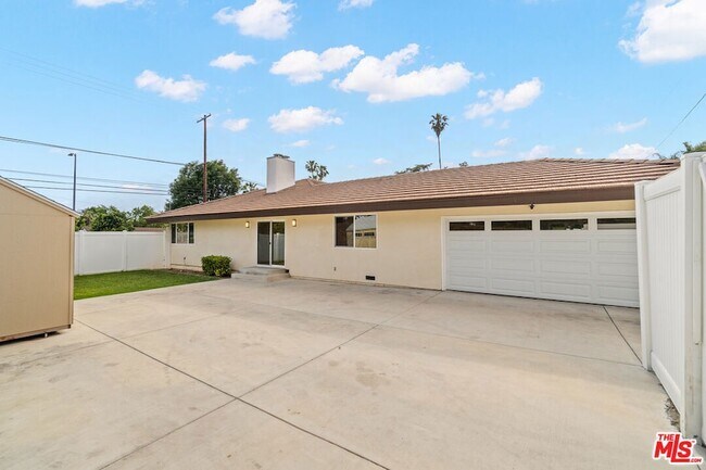 Building Photo - 17633 Nordhoff St