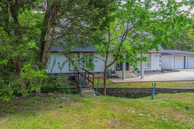 Building Photo - 1115 Douglas Dr