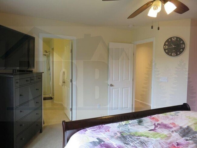 Building Photo - Beautiful 4 Bedroom Home located in a Gate...