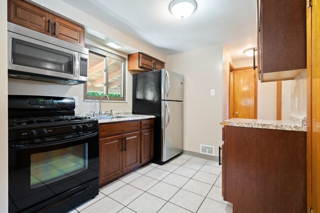 Building Photo - Gorgeous 2 bedroom home in Brookline avail...