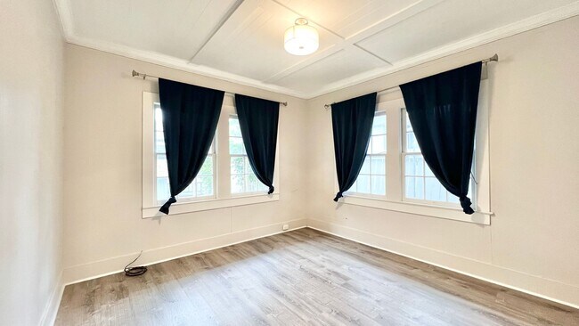 Building Photo - UPDATED 3 BEDROOM HOME IN DESIRABLE MANOA