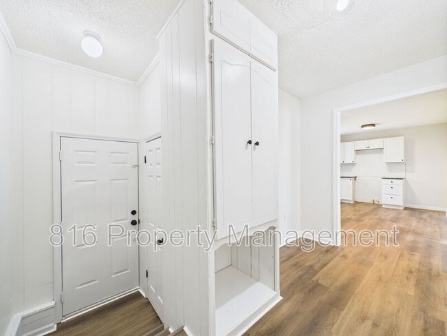 Building Photo - 1526 E Sea Ave