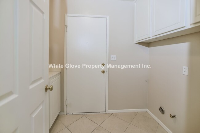 Building Photo - 4 Bedroom in Fullerton's Somerset Gated Co...