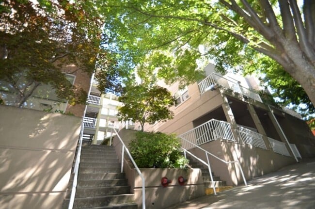 Building Photo - Ambassador II - 1BR Condo - Great Location...