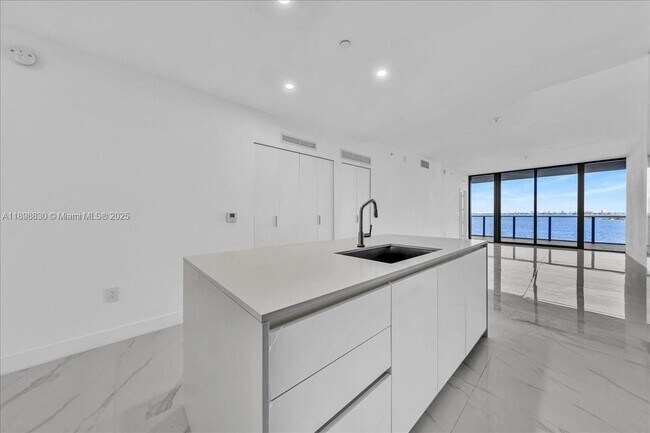 Building Photo - 700 NE 24th St