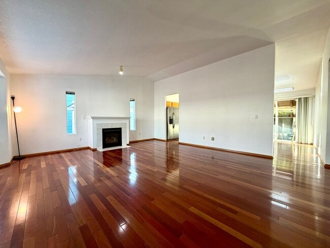 Building Photo - **$500 OFF THE FIRST MONTH'S RENT** Cozy R...