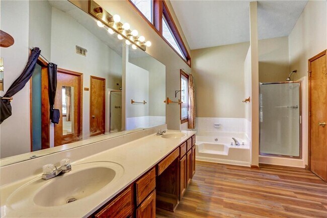 Building Photo - 1262 Bailing Dr