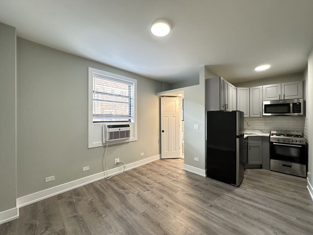Building Photo - 545 W Belmont Ave