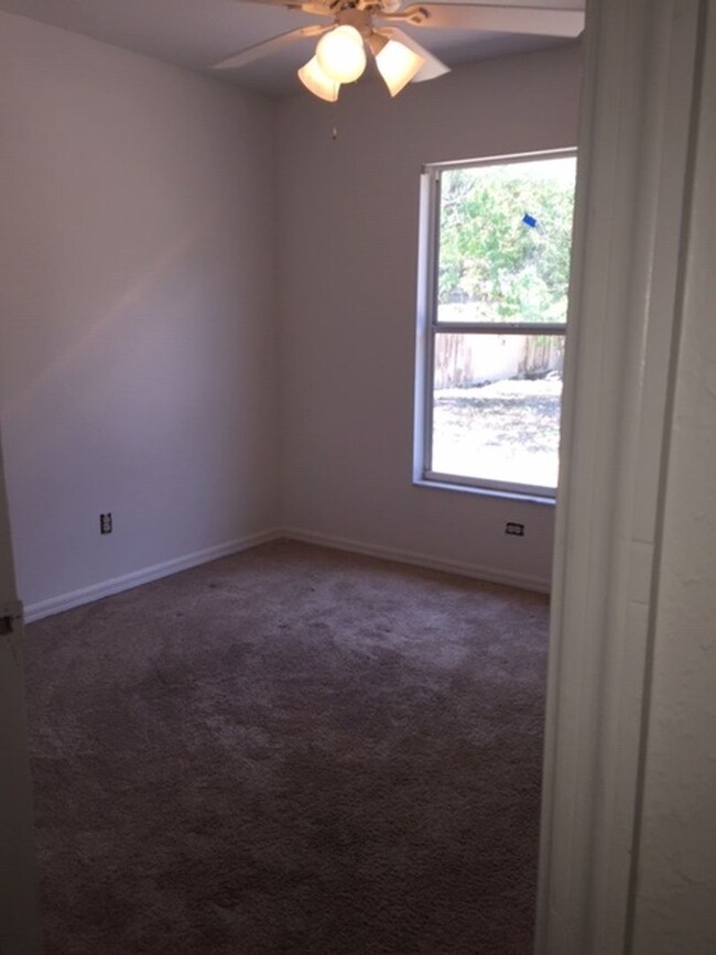 Building Photo - Spacious 4BR House in Tampa