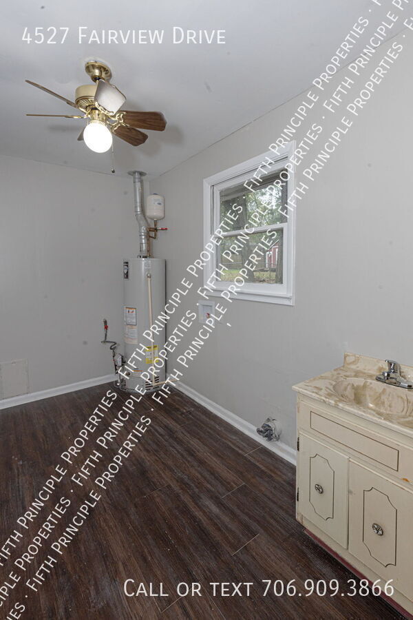 Building Photo - 4527 Fairview Dr