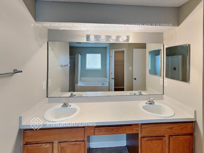 Building Photo - 13581 Ashford Wood Ct E