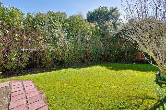 Building Photo - Awesome Home Located in a Quiet Tree Line ...