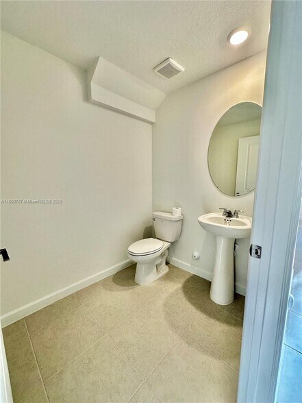 Building Photo - 114 SW 184th Pl