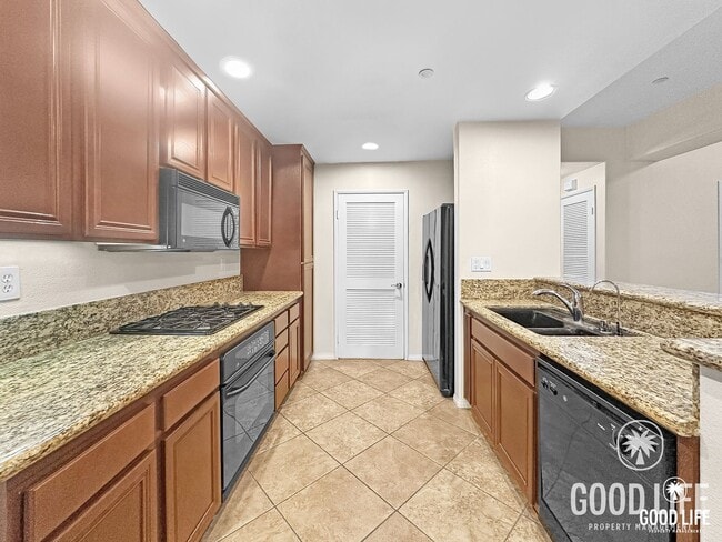 Building Photo - Gorgeous 2 Bed/2 Bath Condo in a Quiet, Charming Community