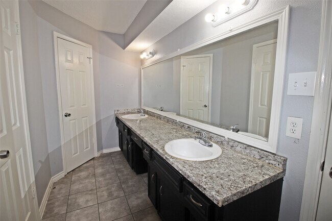 Building Photo - 13111 Sherwood Oaks Dr