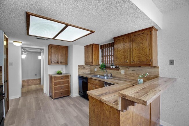 Building Photo - 9427 Braeburn Glen St