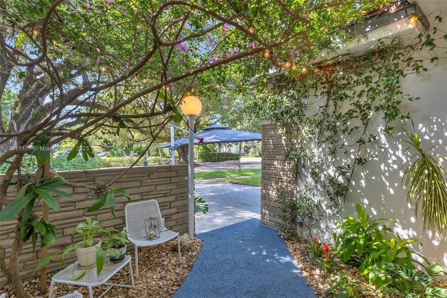Building Photo - 415 Velarde Ave