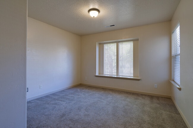 Building Photo - 4 Bedroom in The Knolls at Little Valley