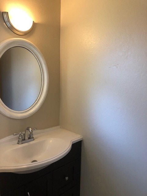 Building Photo - 2 Bedroom 1.5 bath Townhome!