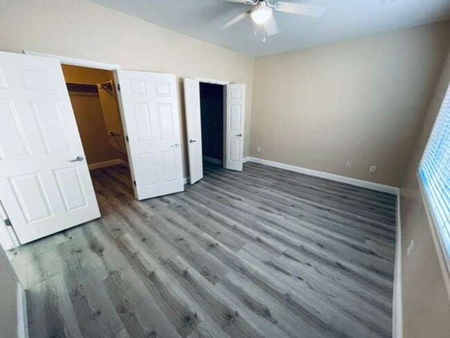 Building Photo - Charming 3 Bedroom in 55+ Solera, Laminate...