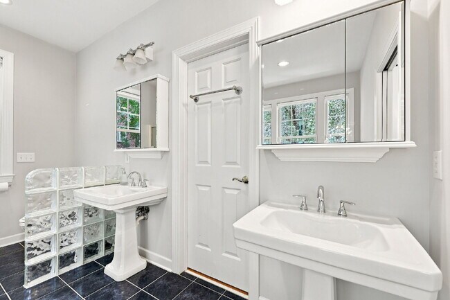 Building Photo - 108 Clay Cir